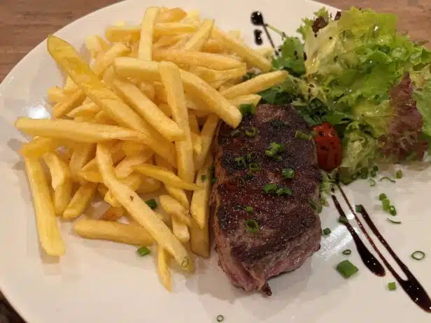 Medium gegartes Steak mit Pommes und Salatbeilage im Restaurant Hammerhütte in Siegen
