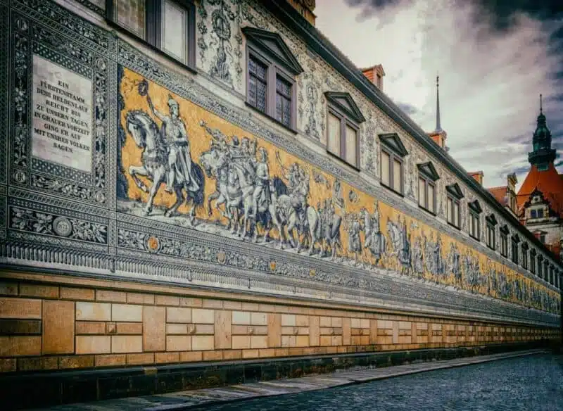 Der Fürstenzug in Dresden ist ein überlebensgroßes Bild eines Reiterzuges